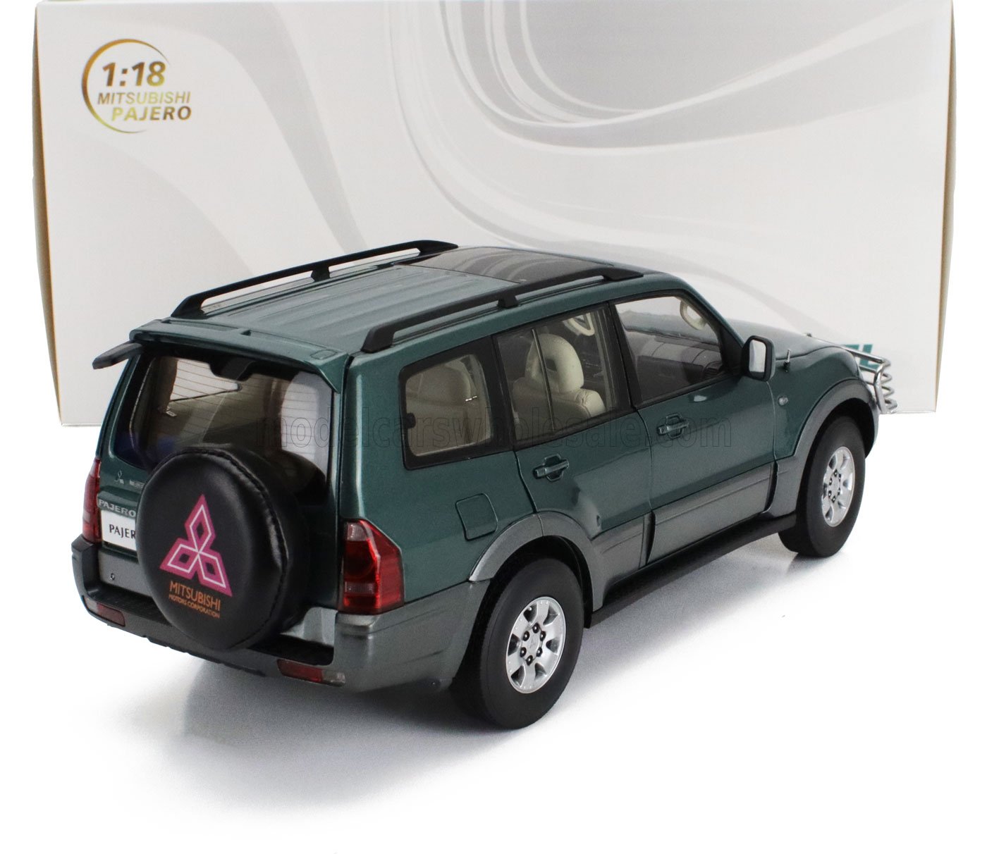 Modellino in scala 1:18 della Mitsubishi Pajero, vista posteriore, disponibile su Vroomi.