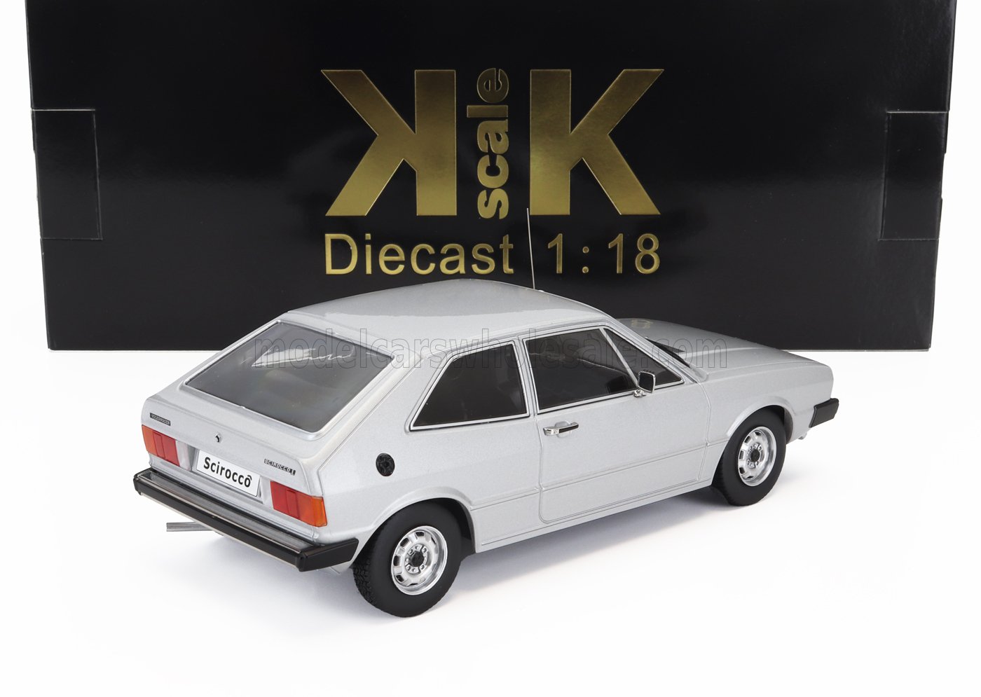 Modellino Volkswagen Scirocco in metallo, scala 1:18, davanti a una scatola nera KK Scale, disponibile su Vroomi.