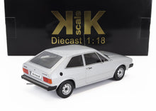 Modellino Volkswagen Scirocco in metallo, scala 1:18, davanti a una scatola nera KK Scale, disponibile su Vroomi.