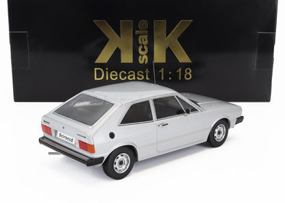 Modellino Volkswagen Scirocco in metallo, scala 1:18, davanti a una scatola nera KK Scale, disponibile su Vroomi.
