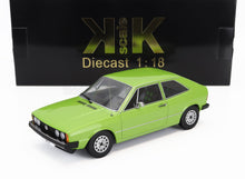 Modellino Volkswagen in scala 1:18 di colore verde con griglia anteriore nera e ruote argentate, disponibile su Vroomi.