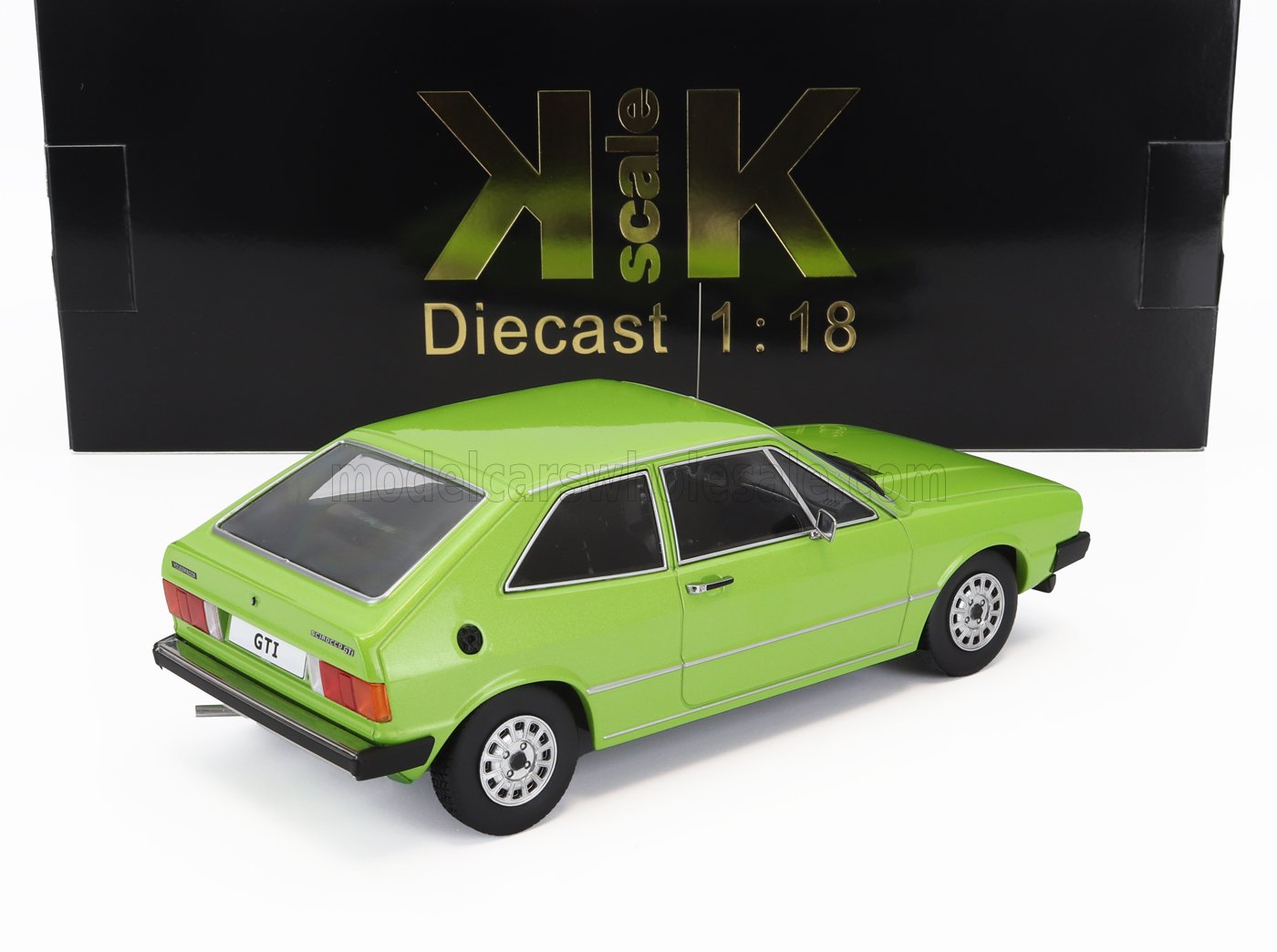 Modellino Volkswagen Scirocco GTI in scala 1:18, colore verde, con confezione nera, disponibile su Vroomi.