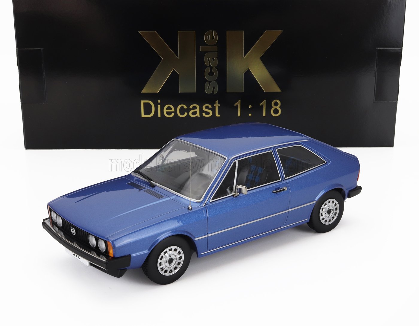 Modellino Volkswagen in scala 1:18 in metallo pressofuso blu con interni dettagliati, disponibile su Vroomi.