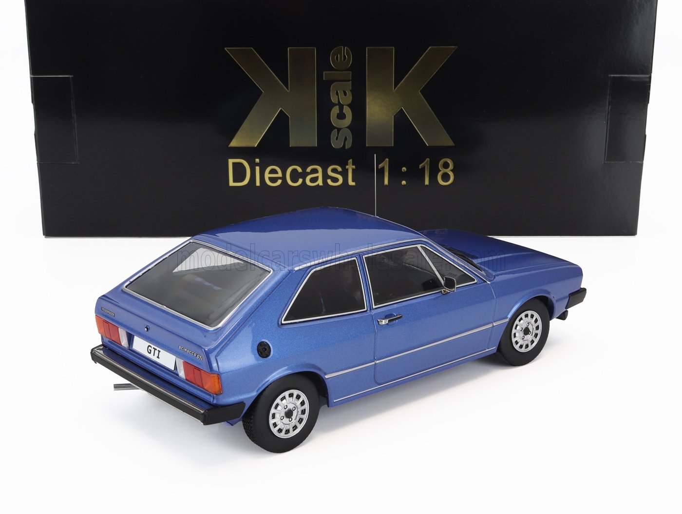 Modellino in scala 1:18 della Volkswagen Scirocco GTI, colore blu, confezione nera, disponibile su Vroomi.