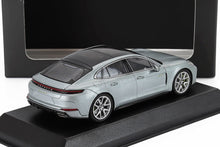 Modellino Porsche Panamera in argento in scala 1/43 su supporto nero, disponibile su Vroomi.