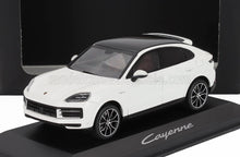 Modellino Porsche Cayenne bianco e nero esposto sullo stand, disponibile sulla piattaforma Vroomi.