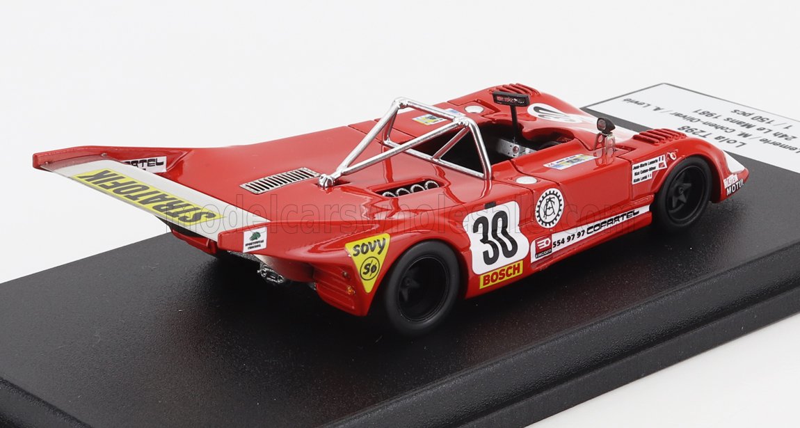Modellino dell'auto da corsa Red Lola T208 con il numero 30, adesivi dettagliati, esposto su base nera, disponibile su Vroomi.