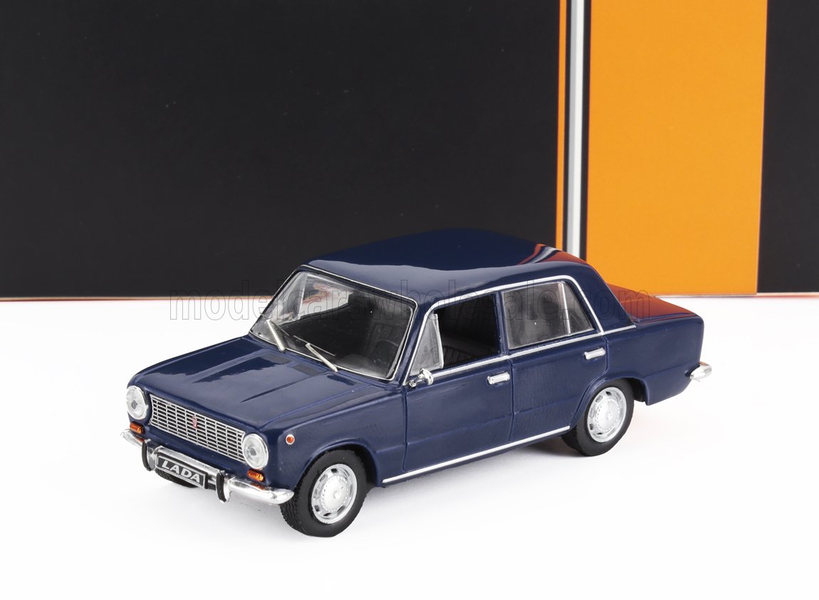 Modellino di auto Lada classica blu scuro su sfondo bianco con sfondo nero e arancione, disponibile su Vroomi