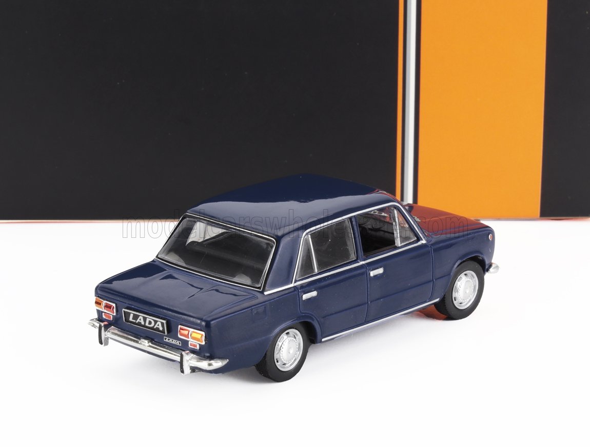 Modello di auto d'epoca Lada blu con dettagli cromati su superficie bianca, disponibile sulla piattaforma Vroomi.