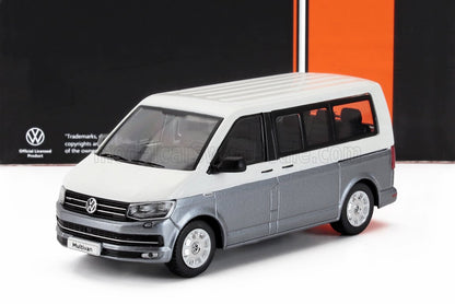 Modellino di Volkswagen Multivan bianco e argento davanti a una scatola con il marchio, disponibile tramite Vroomi.