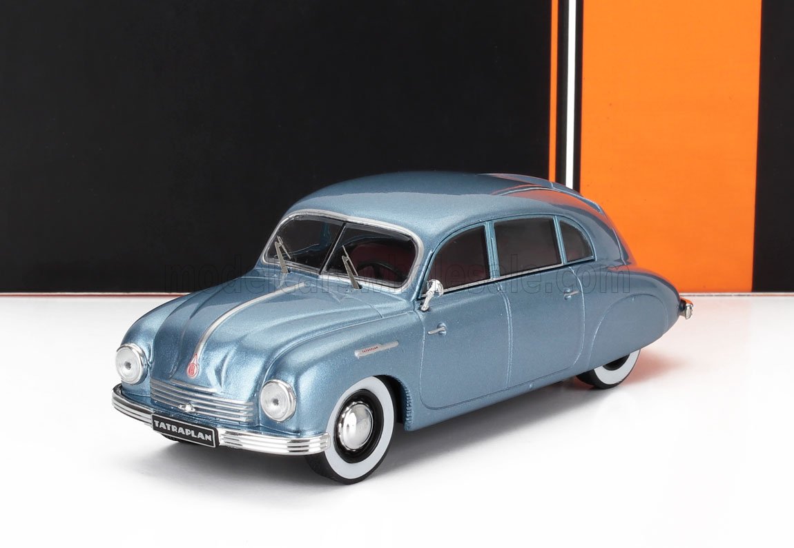 Modellino d'epoca Blue Tatra Tatra-Plan con pneumatici a fascia bianca su sfondo bianco e arancione, ora disponibile su Vroomi.