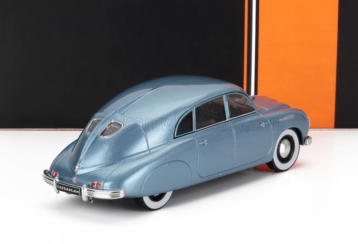 Modellino d'auto d'epoca Blue Tatra Tatraplan su sfondo bianco con sfondo nero e arancione, disponibile tramite Vroomi.