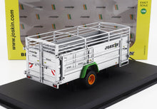 Modello in scala 1/32 del rimorchio per bestiame Joskin Betimax RDS6000 con carrozzeria argentata, ruote verdi e arancioni, esposto su base nera, disponibile presso Vroomi.