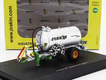 Modello di serbatoio agricolo Joskin Aquatrans 3600 con tubi flessibili dettagliati su espositore, disponibile presso Vroomi.