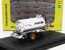 Modello in scala 1/32 del rimorchio cisterna Joskin Aquatrans 3600 color argento con ruote gialle, esposto su un supporto nero, disponibile presso Vroomi.