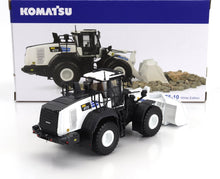 Modellino in scala della pala Komatsu WA475-10 edizione bianca con un design dettagliato in bianco e nero, da collezionare su Vroomi.
