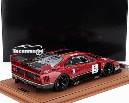 Modellino di auto da corsa Ferrari F40 rossa e nera con il numero 5 in esposizione, disponibile su Vroomi.