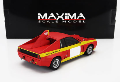 Modellino in scala di un'auto da corsa Abarth Pininfarina rossa e gialla con il numero 030, vista dal retro, disponibile su Vroomi.