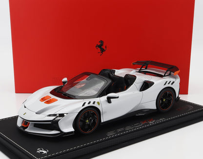FERRARI - SF90 XX STRADALE SPIDER 2024 - CON VETRINA - BIANCO ARTICO - BIANCO METALLIZZATO ARANCIONE NERO