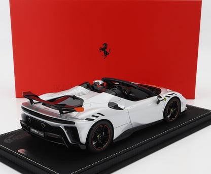 FERRARI - SF90 XX STRADALE SPIDER 2024 - CON VETRINA - BIANCO ARTICO - BIANCO METALLIZZATO ARANCIONE NERO