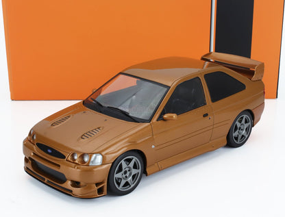 Modellino Ford Escort RS Cosworth color oro con finestrini neri e spoiler posteriore, disponibile su Vroomi.