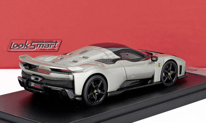 Modellino Ferrari F80 color argento di LookSmart su base nera, che puoi trovare su Vroomi.