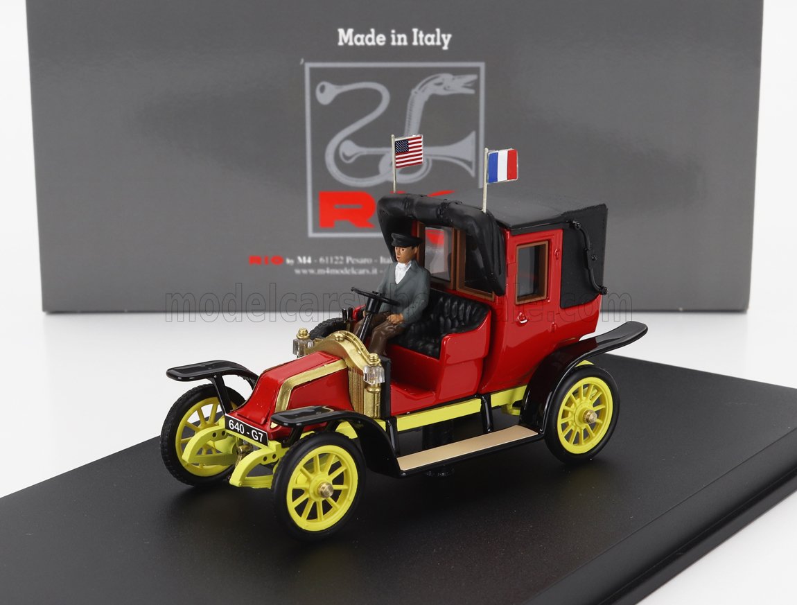 Modellino d'auto vintage rosso e giallo con figurina del pilota, bandiere americana e francese, esposto su base nera disponibile su Vroomi.
