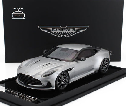Modellino dell'Aston Martin DB12 Coupé color argento su base nera, in sale Vroomi.