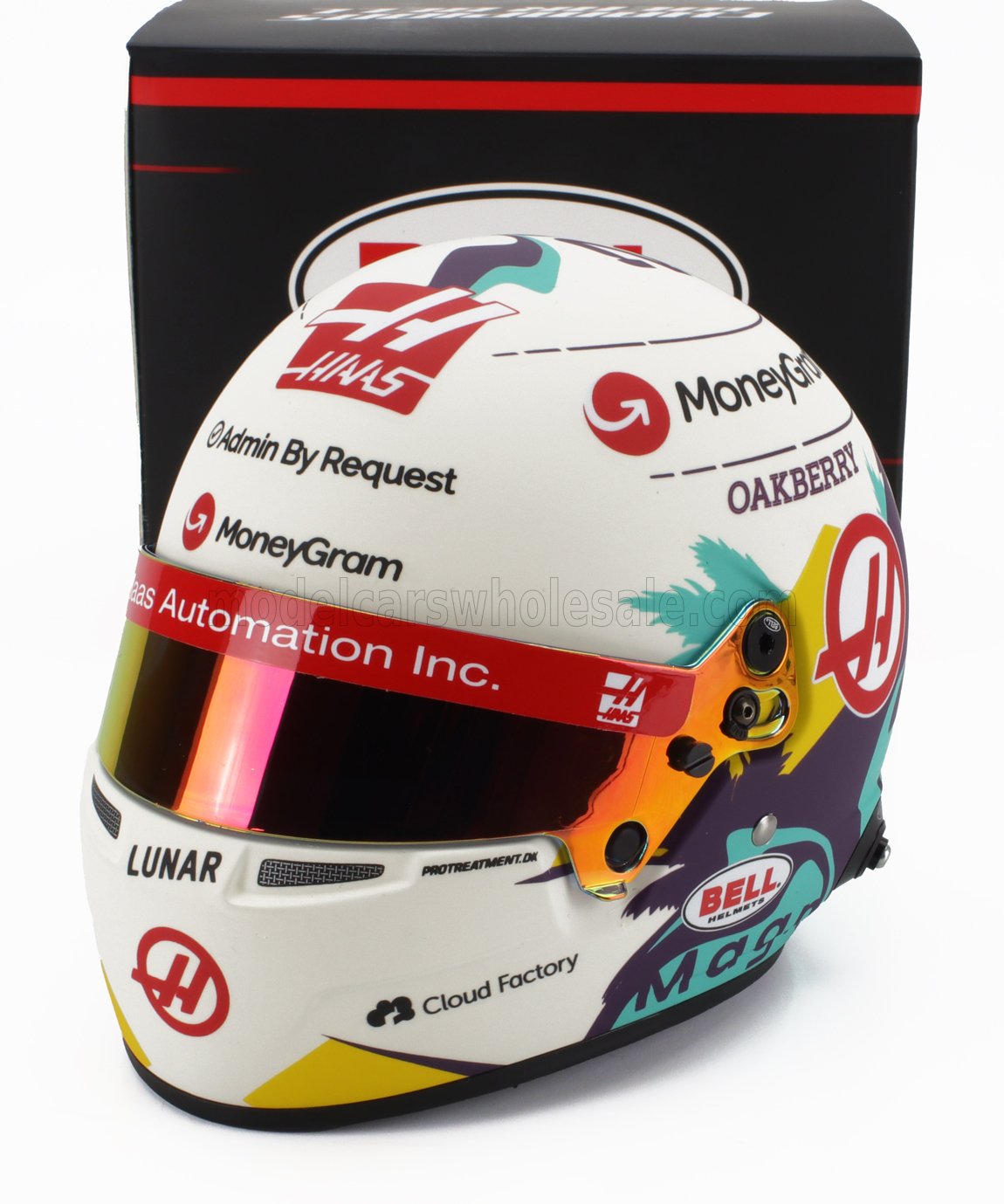 Casco da corsa bianco con i loghi rossi di Haas Automation, visiera a specchio e adesivi degli sponsor, disponibile su Vroomi.