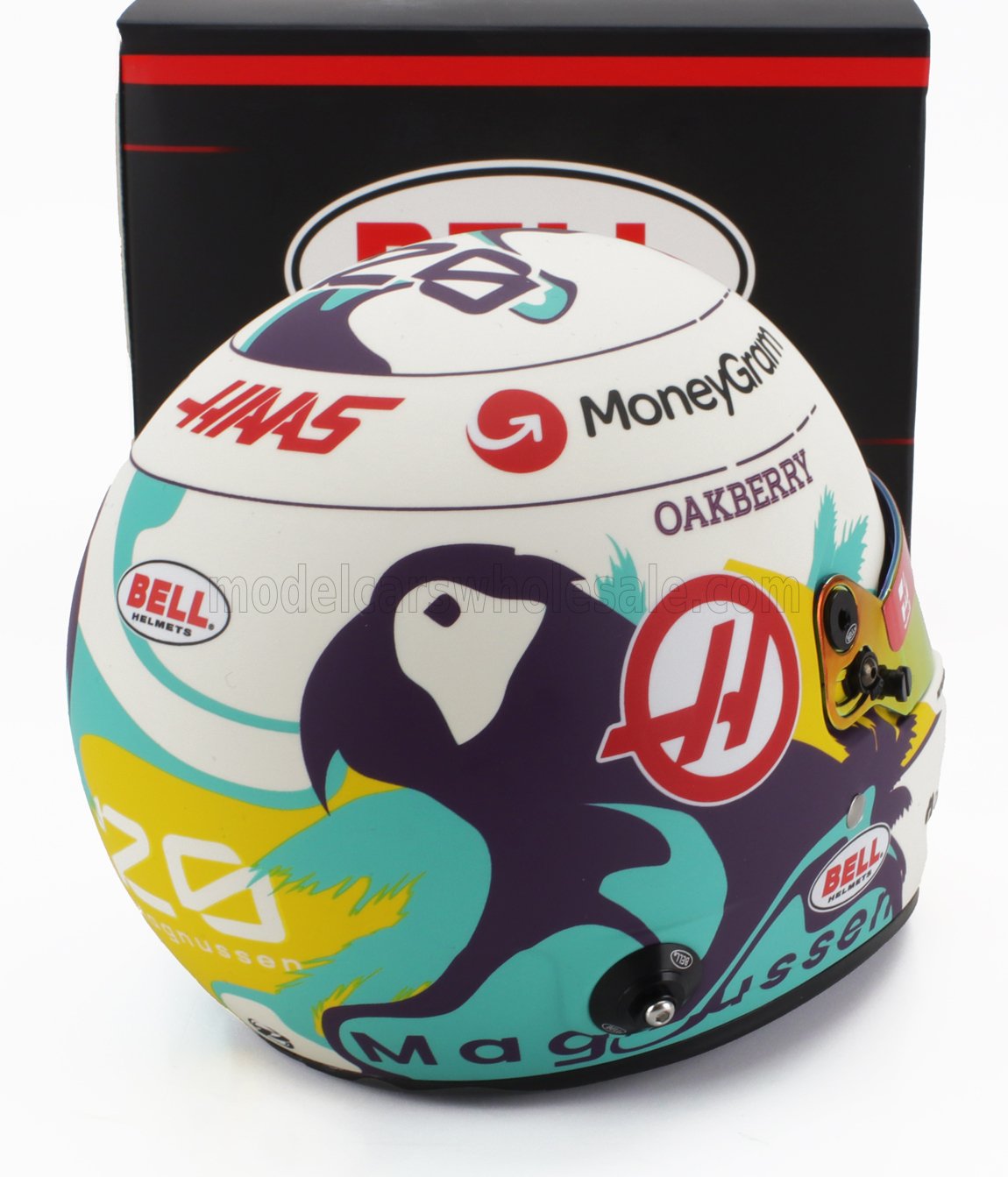 Casco da corsa colorato con i loghi Haas e MoneyGram e una grafica con un pulcinella di mare, disponibile su Vroomi.