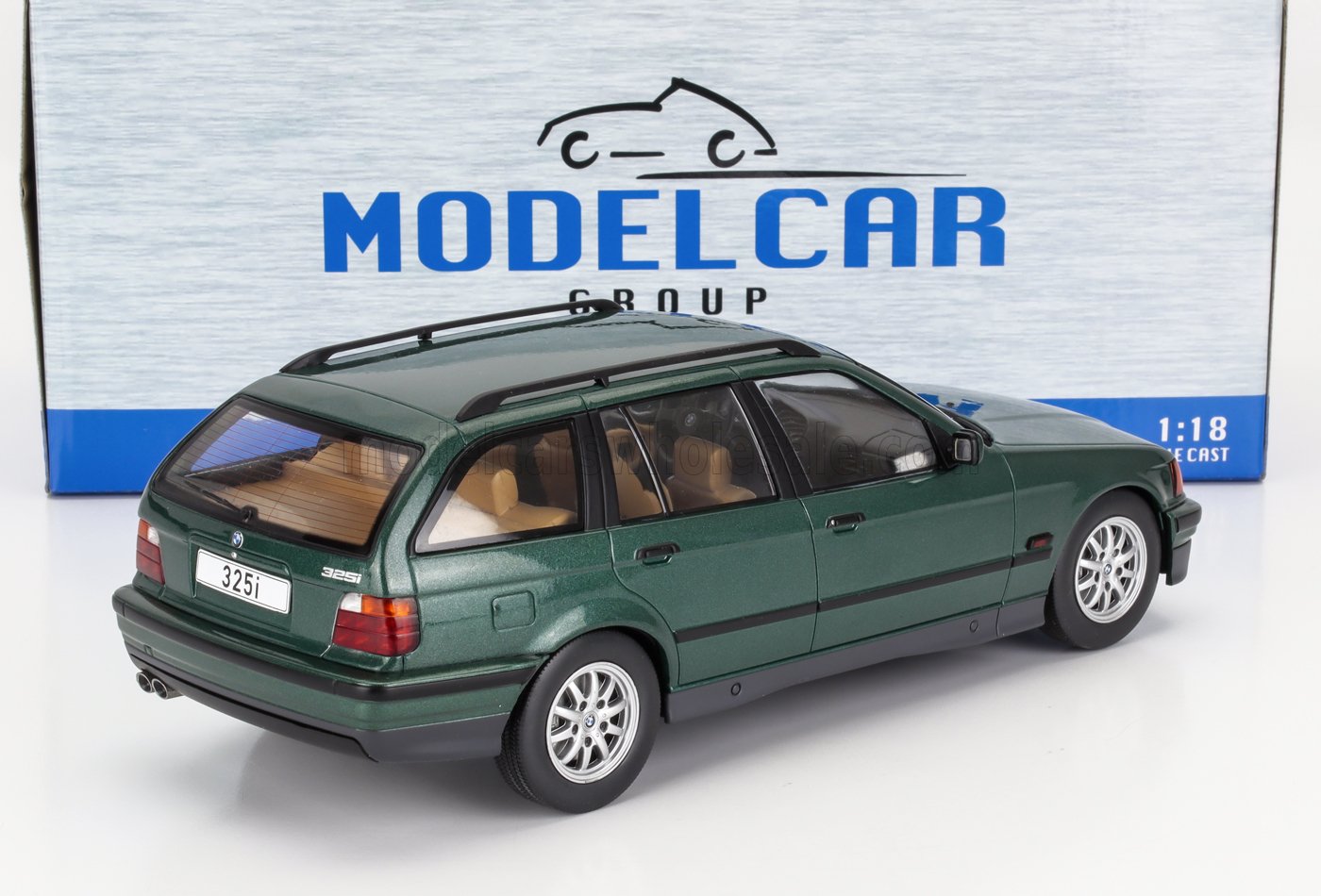Modello in scala 1:18 della BMW 325i station wagon verde di Model Car Group, disponibile su Vroomi.