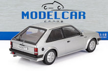 Modellino in scala 1:18 dell'Opel Kadett GTE color argento esposto con sfondo Model Car Group, disponibile su Vroomi.