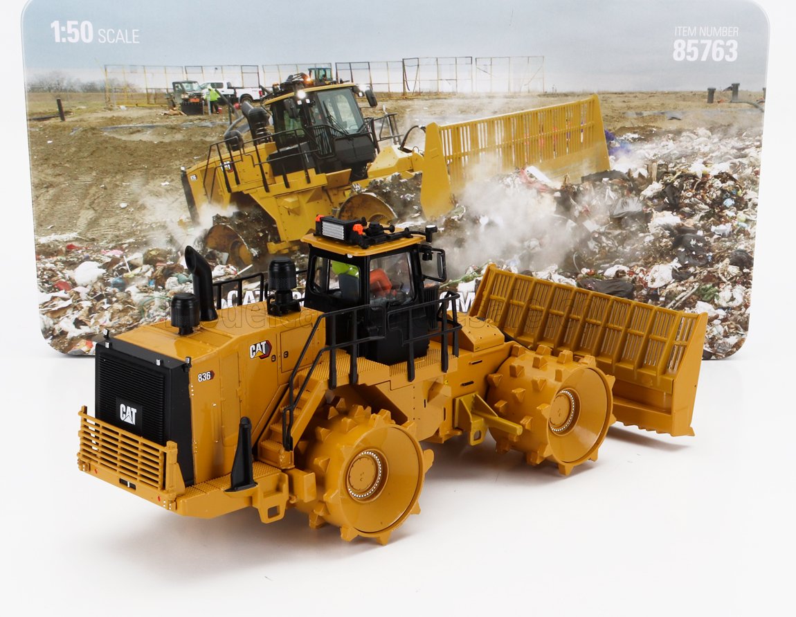 Modello in scala del compattatore per discariche Caterpillar 836 con dettagli super precisi, disponibile su Vroomi.