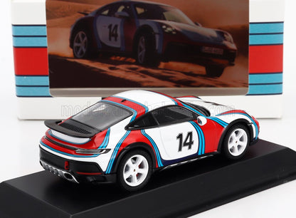 Modello di auto sportiva Porsche 911 in scala 1:43 con strisce da corsa rosse, bianche e blu, numero 14, su base espositiva nera, disponibile tramite Vroomi.
