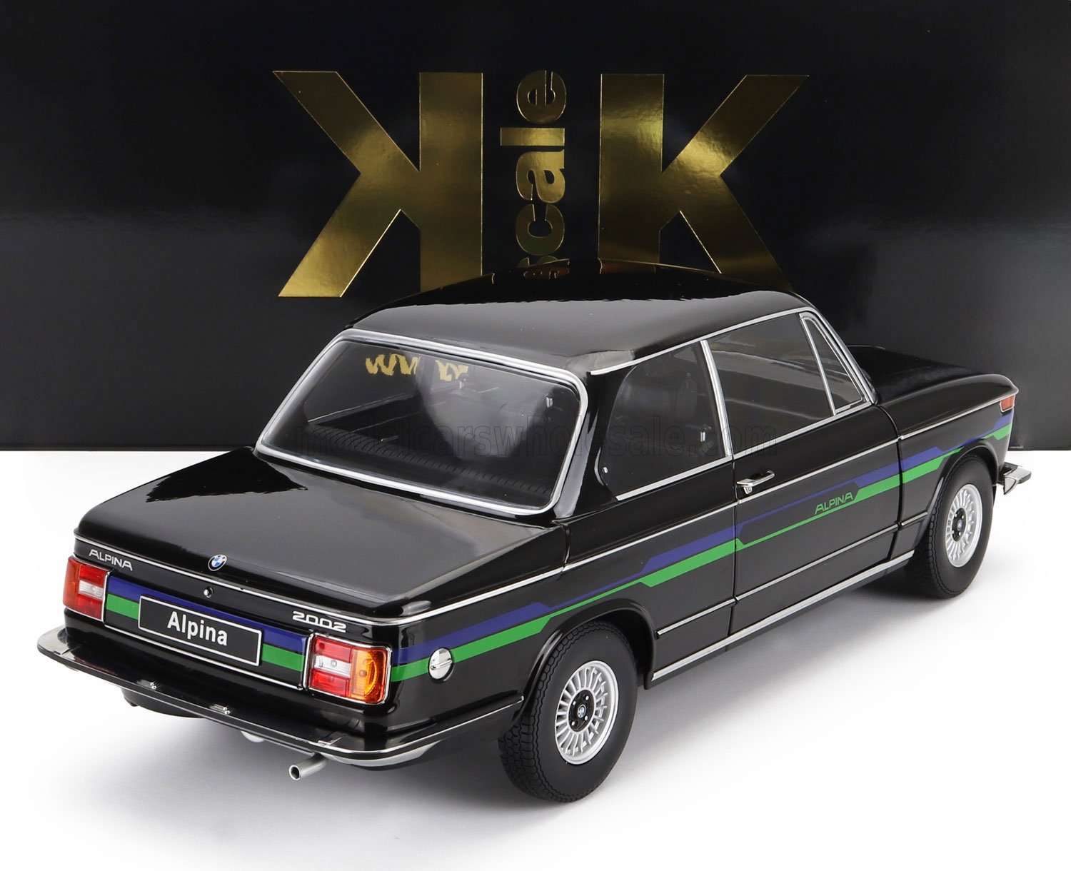 BMW Alpina nera modello 2002 con strisce blu e verdi da corsa, disponibile sulla piattaforma Vroomi.