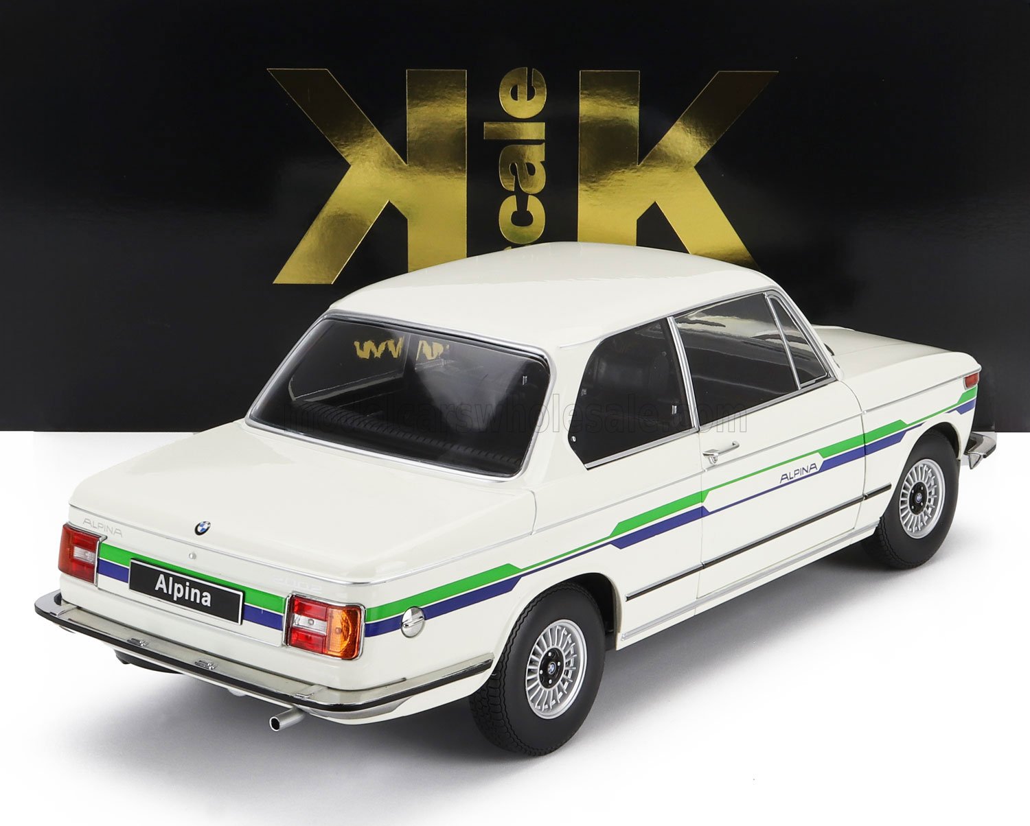 Modellino di auto BMW Alpina classica bianca con strisce verdi e blu, presentato con disponibilità Vroomi.