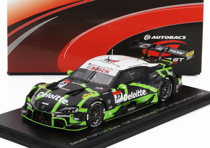 Modellino dell'auto TOM'S GR Supra GT500 di Deloitte con livrea da corsa nera e verde, esposto su uno sfondo Super GT, in vendita su Vroomi.