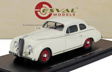 Modellino di auto Delahaye 135M coupé bianco del 1949-50 con ruote rosse in esposizione, disponibile su Vroomi.