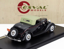Esval Models di auto della polizia vintage Esval Models con tetto verde su piattaforma espositiva, disponibile tramite Vroomi.