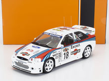 Modello in scala 1:18 dell'auto da rally Ford Escort con livrea Martini, ora disponibile per i collezionisti.