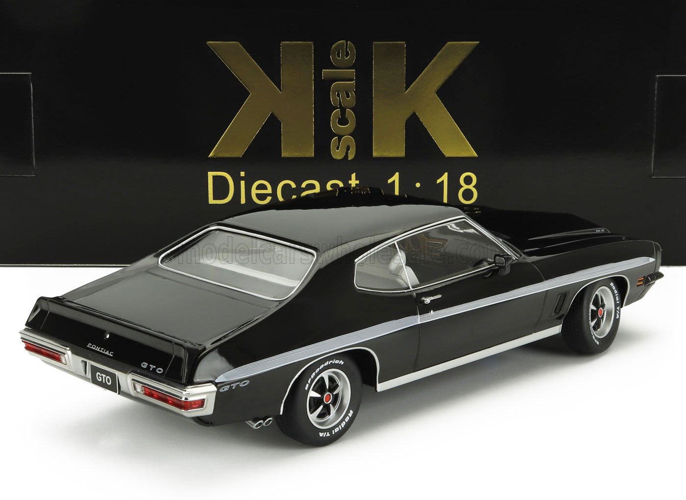 Modellino Pontiac GTO in scala 1:18 nero con striscia bianca, disponibile su Vroomi.