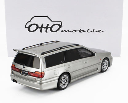 Modellino di auto Subaru Legacy Stager wagon color argento con spoiler posteriore, ruote dettagliate, con marchio Otto mobile, disponibile tramite Vroomi.