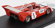 Modello di auto da corsa classica in scala 1:43, rossa e bianca, vista posteriore, oggetto da collezione, ora disponibile online.