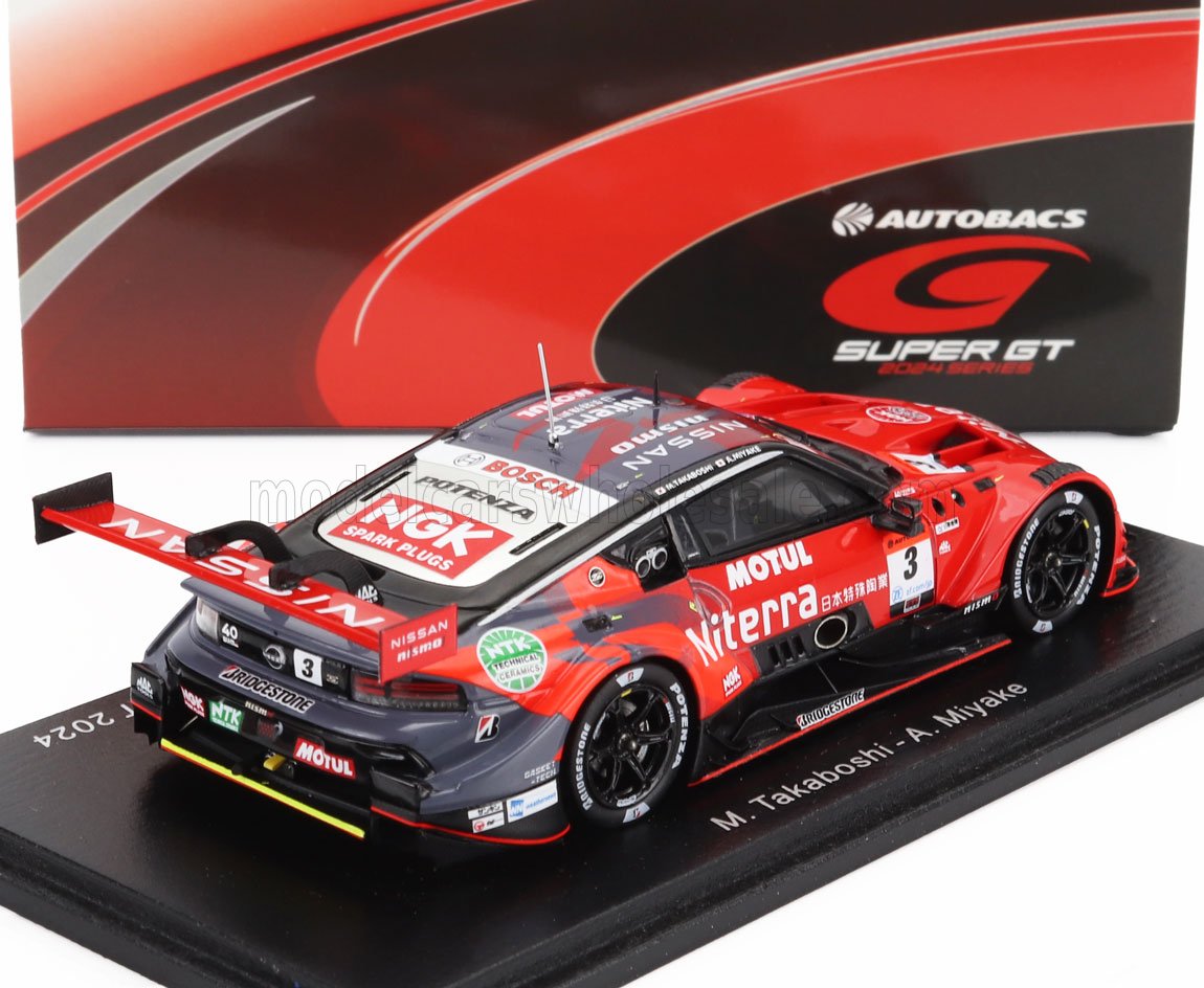 Modello di auto da corsa Nissan Nismo Super GT rossa e nera con i loghi Niterra e Motul, in primo piano su Vroomi.