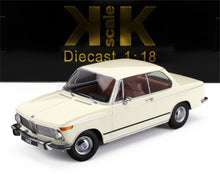 Modellino BMW 1802 in scala 1:18 con interni rossi, disponibile sulla piattaforma Vroomi.