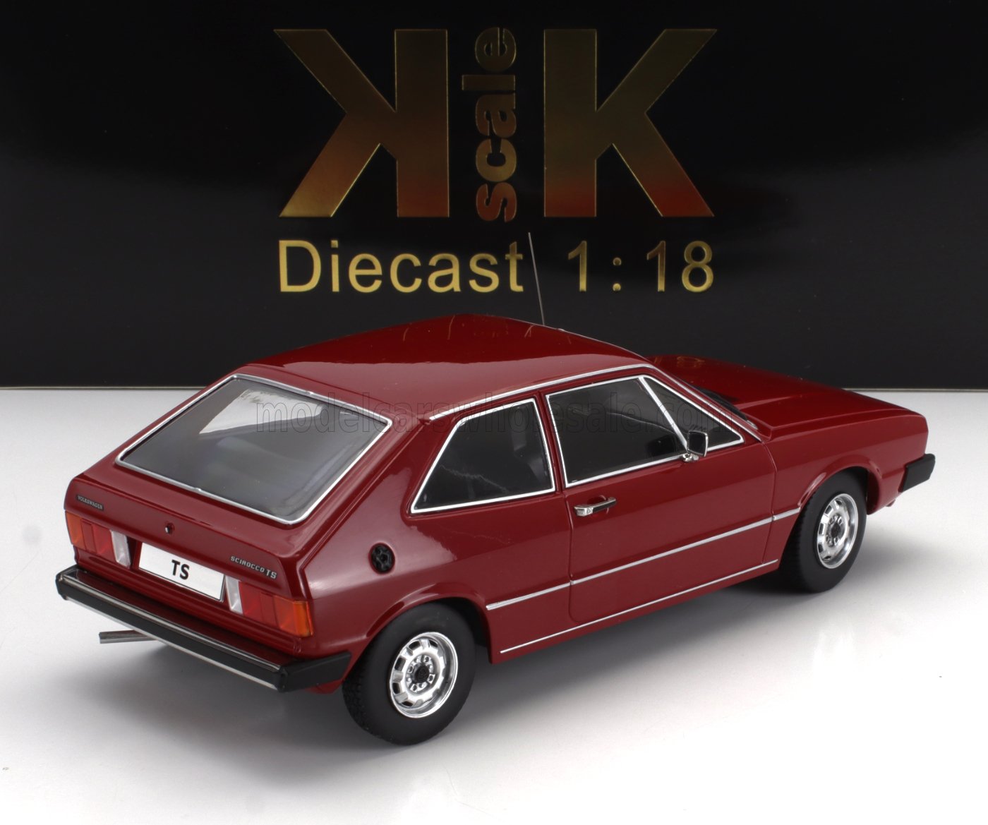 Modellino in scala 1:18 della Volkswagen Scirocco TS in rosso, presentato con disponibilità Vroomi.