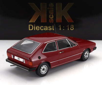 Modellino in scala 1:18 della Volkswagen Scirocco TS in rosso, presentato con disponibilità Vroomi.