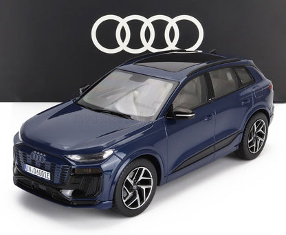 Modello SUV Audi Q6 blu con tetto nero e cerchi dettagliati, mostrato con gli anelli Audi, disponibile su Vroomi.