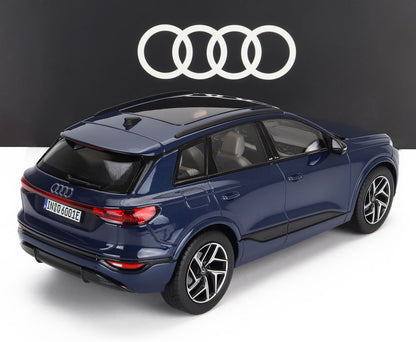 Modello SUV Audi Q6 blu con tetto apribile panoramico e logo Audi, in vendita su Vroomi.
