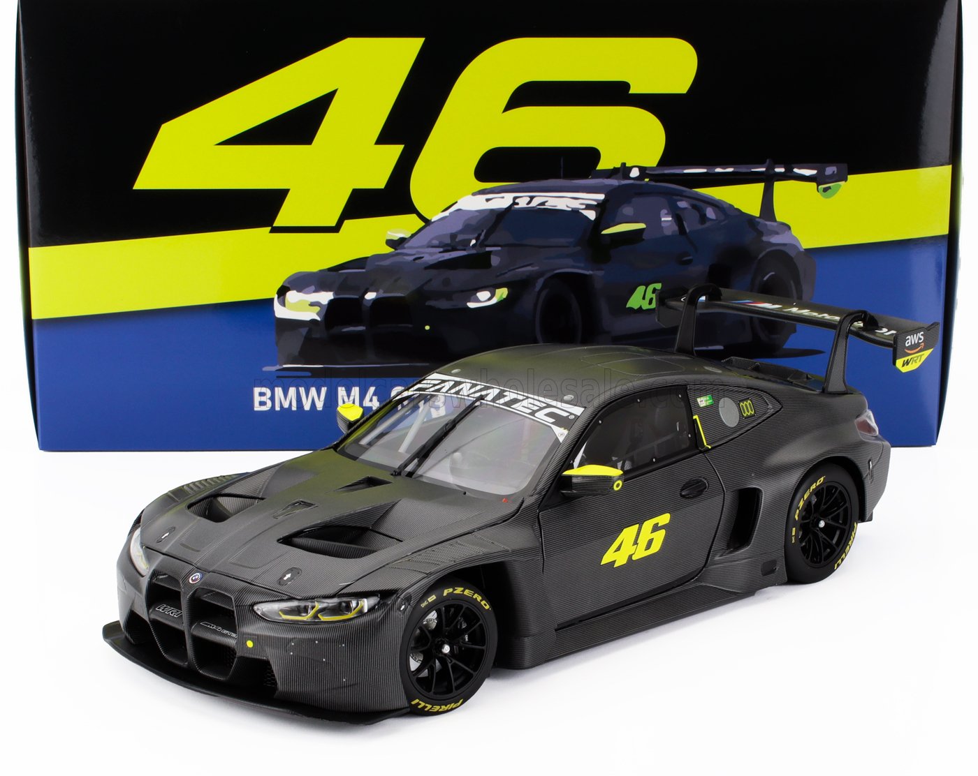 Modello di auto da corsa BMW M4 GT3 nera con adesivi gialli 46 e pneumatici Pirelli, in primo piano su Vroomi.